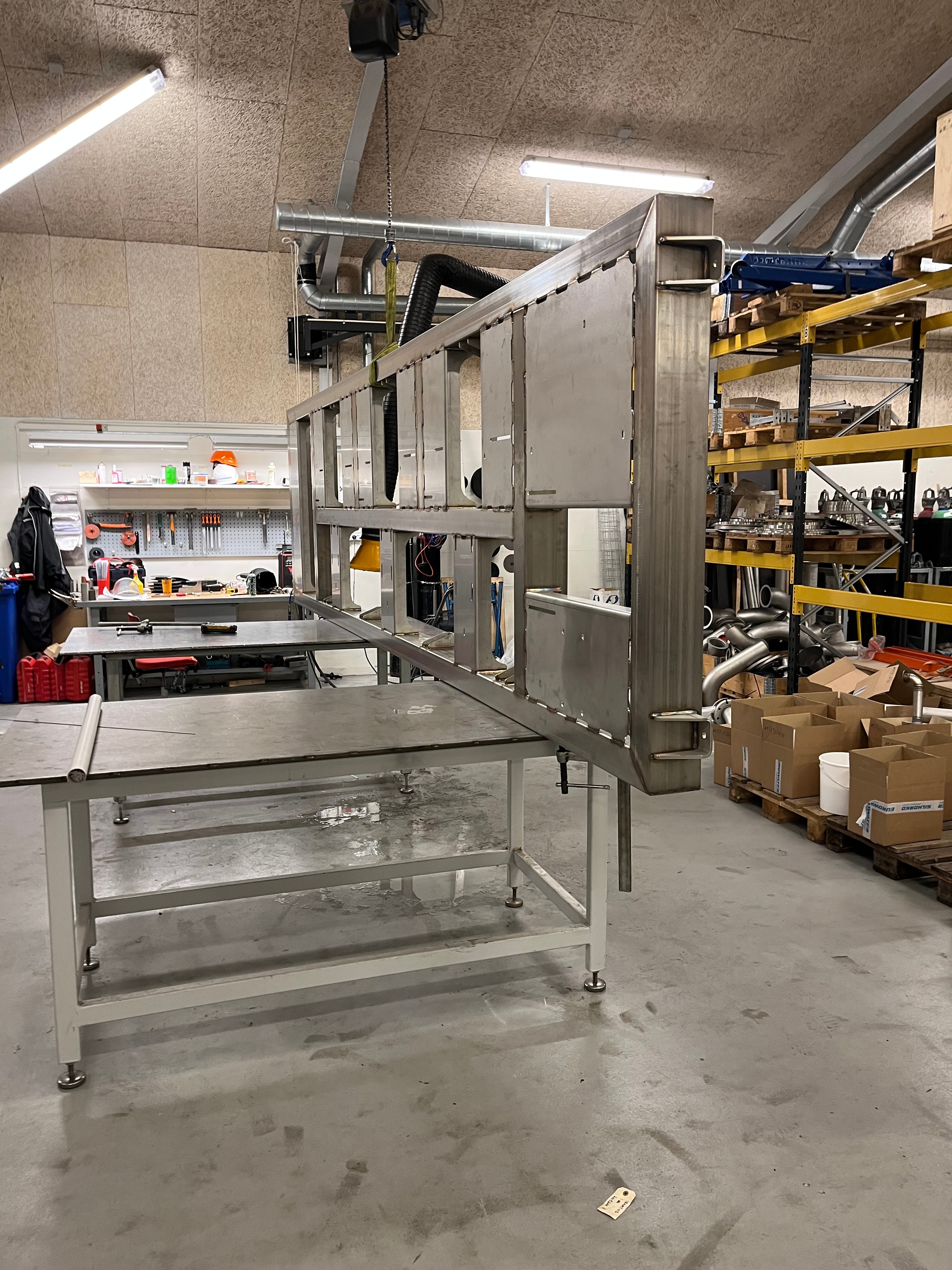 Stor rustfri stålkonstruktion under fremstilling