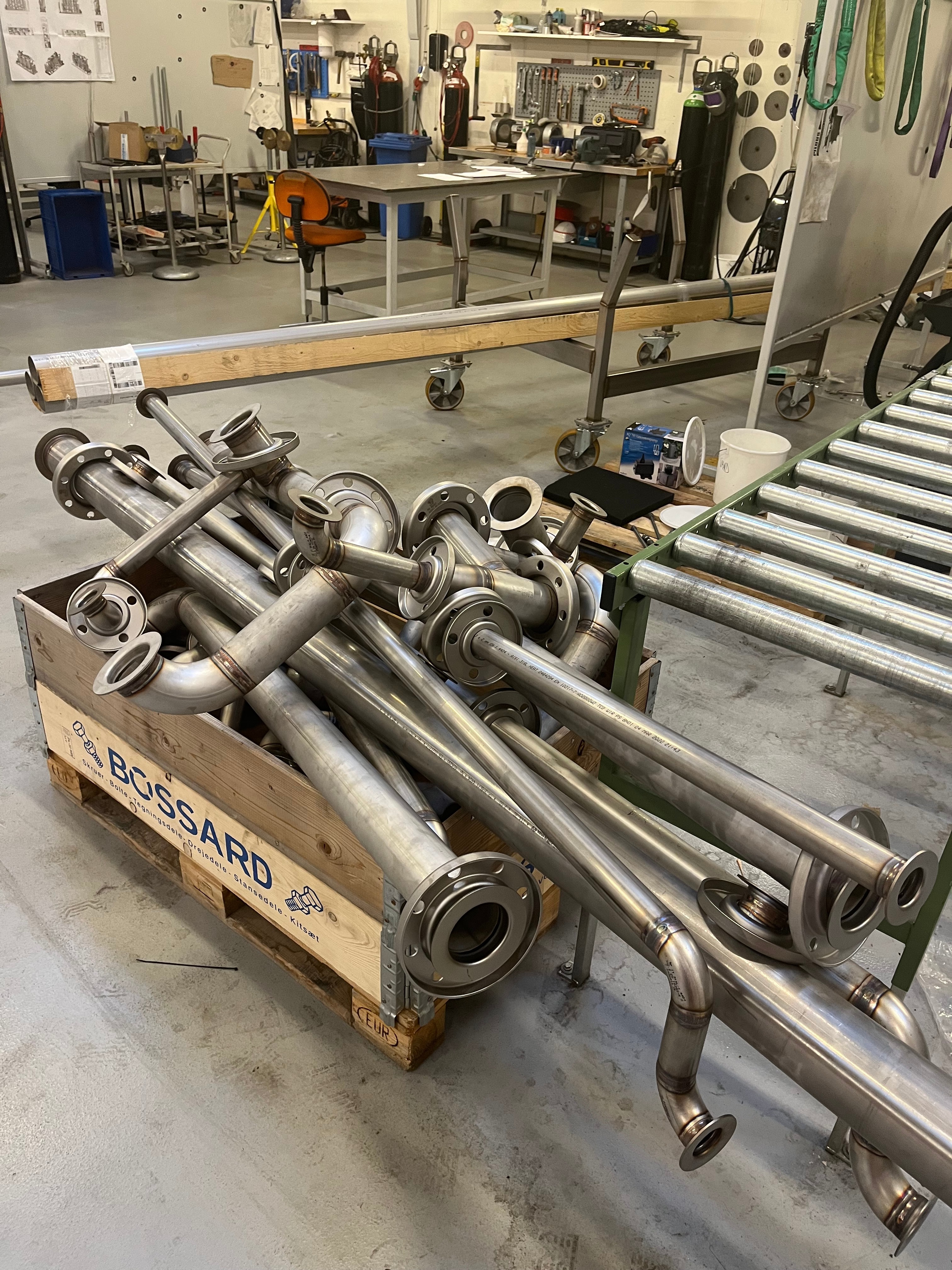 Værksted med rustfri stålkomponenter og procesudstyr